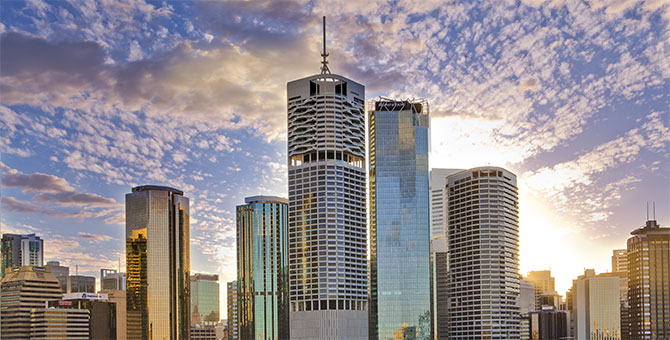 Neues Highlight in der Skyline von Brisbane: Der gläserne Office Tower an der Eagle Street (Mitte) wird zu beiden Seiten von weiteren Türmen flankiert. Für die Motorisierung der Rollos sorgen Antriebe von SELVE. 