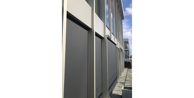 Automatisierter Sonnenschutz: Die Zip-Screen-Anlage für das zweigeschossige Penthouse stammt vom langjährigen SELVE-Fachkunden Schellekens & Schellekens (Hunter Douglas). Gefahren werden die Behänge mit SE Plus-RC Antrieben, die auch in weiteren Wohnungen