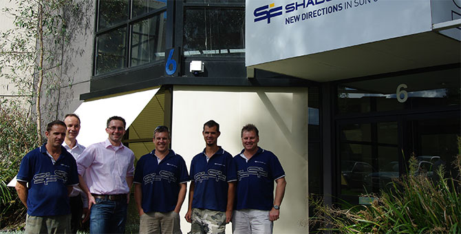 Waren als Spezialisten für Sonnenschutz beim Office Tower in Brisbane im Einsatz: Das Team der australischen Firma Shade Factor mit Geschäftsführer Peter Skinner (2.v.li.) sowie Dirk Theile (3.v.li), Area Sales Manager von SELVE. 