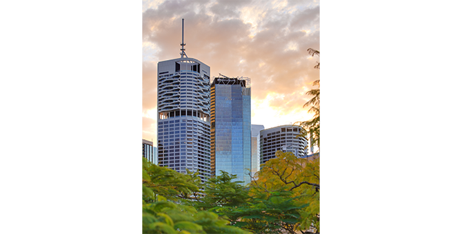 In Brisbane in die Mitte genommen: Insgesamt 54 Stockwerke und 196 Meter hoch – in den vielen Büros des höchsten Gebäudes der Stadt ist eine verlässliche Verschattung bei täglich bis zu acht Sonnenstunden unabdingbar: Die innenliegenden Rollos werden mit 
