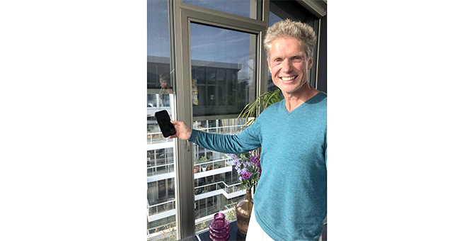 Hat den SELVE Home Server 3 im Amsterdamer Referenzobjekt installiert: Der holländische Fachkunde Dennis Blokland von „Zonweringvakman“ ist von der smarten, einfach einzulernenden und flexiblen Steuerungszentrale begeistert.