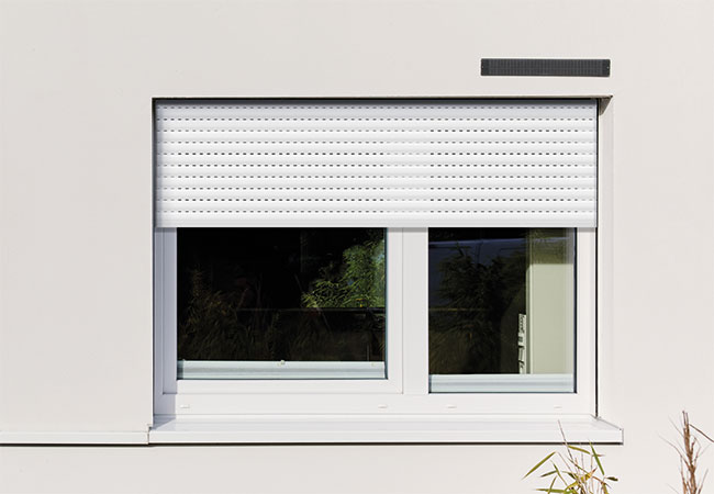 Fenster von Außen, über dem Fenster ist ein schmales Solarpanel
