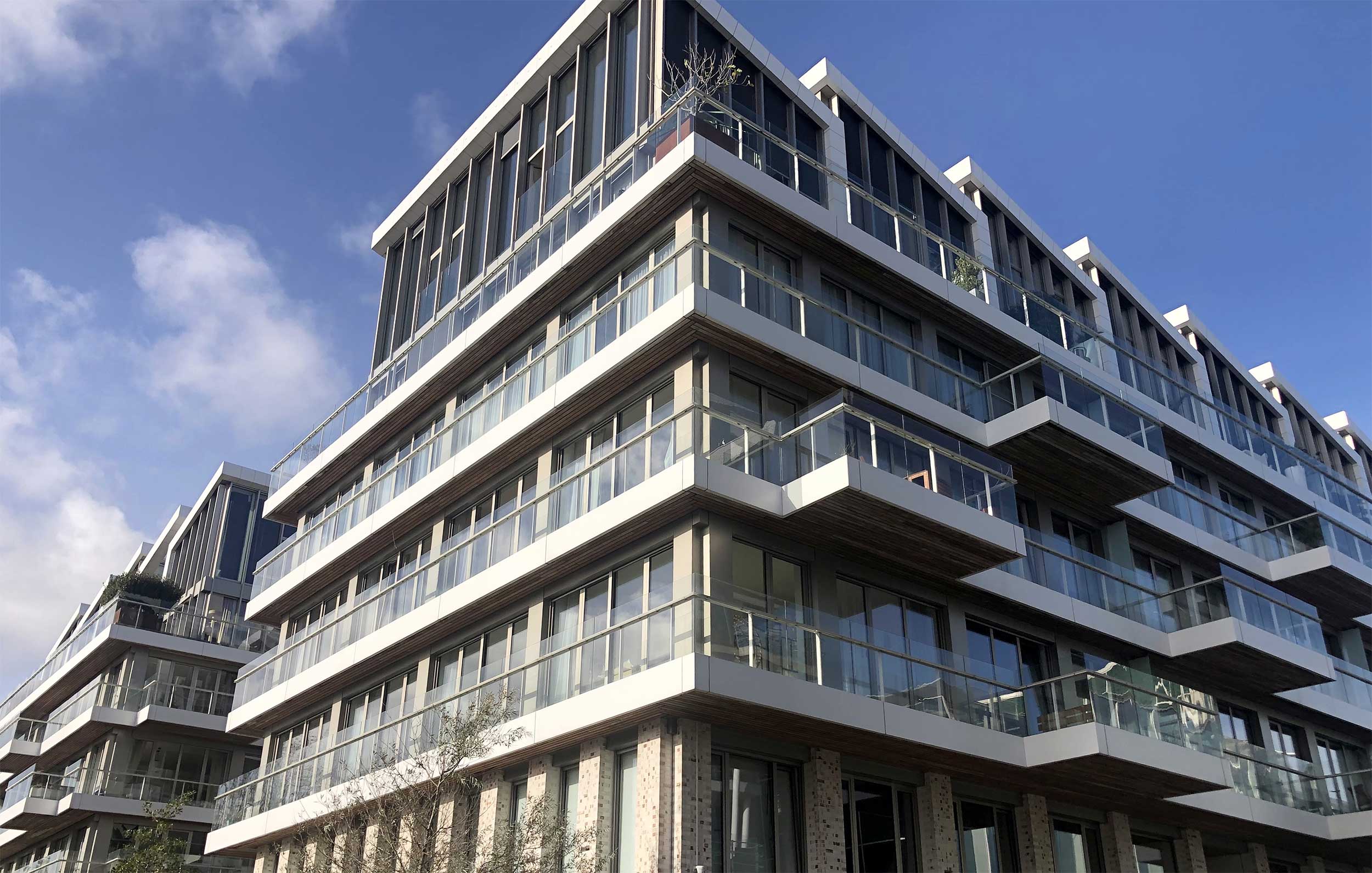 Ganz oben und technisch weit vorn: Die Zip-Screens des Duplex-Penthouse in Amsterdam werden mit SELVE Home 3 smart gesteuert. Für das Fahren der insgesamt 52 Behänge ist hier ebenso SELVE-Antriebstechnik im Einsatz.