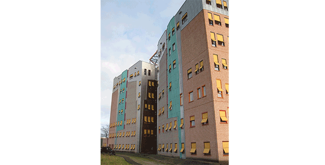 Beeindruckender Klinikneubau im niederländischen Zwolle: Für das Objekt hat das Unternehmen Schellekens & Schellekens den Sonnenschutz projektiert, gefertigt und montiert. In Bewegung kommen die Screens mit insgesamt 1800 Motoren von SELVE. 