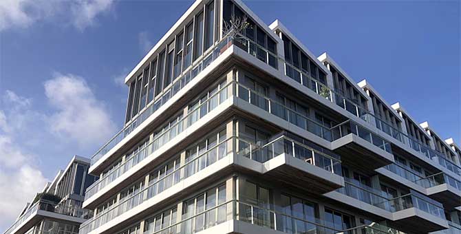 Ganz oben und technisch weit vorn: Die Zip-Screens des Duplex-Penthouse in Amsterdam werden mit SELVE Home 3 smart gesteuert. Für das Fahren der insgesamt 52 Behänge ist hier ebenso SELVE-Antriebstechnik im Einsatz.