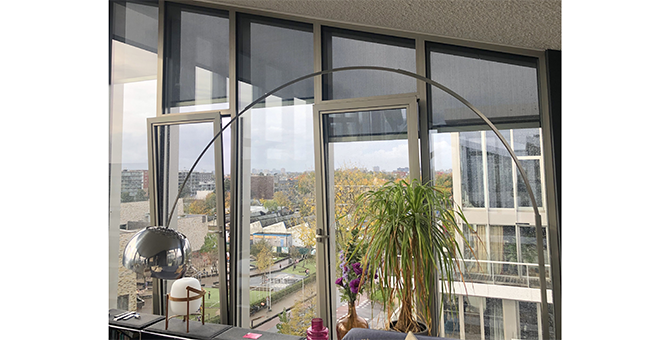 Hoher Wohnkomfort und optimaler Sonnenschutz: Für das Fahren und Steuern der passgenauen Zip-Screens in der Duplex-Wohnung sorgt leistungsstarke SELVE-Technik. Der Wohnkomfort wird erheblich gesteigert, indem mit SELVE Home 3 alltägliche Abläufe automatis