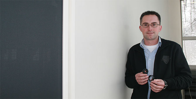 Für SELVE nicht nur in Australien, sondern weltweit im Einsatz: Exportmitarbeiter Dirk Theile mit speziellen Adaptern, die beim Tower in Brisbane verwendet wurden. 